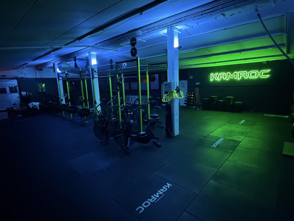 Die Green Zone: die Trainingshalle von KAMROC in Neonlicht
