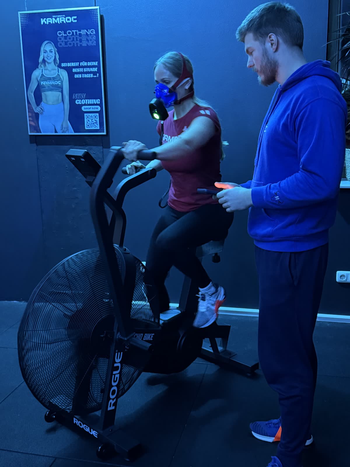 Leistungsdiagnostik bei KAMROC: Mitglied mit Atemgas-Maske auf dem Ergometer, Coach daneben