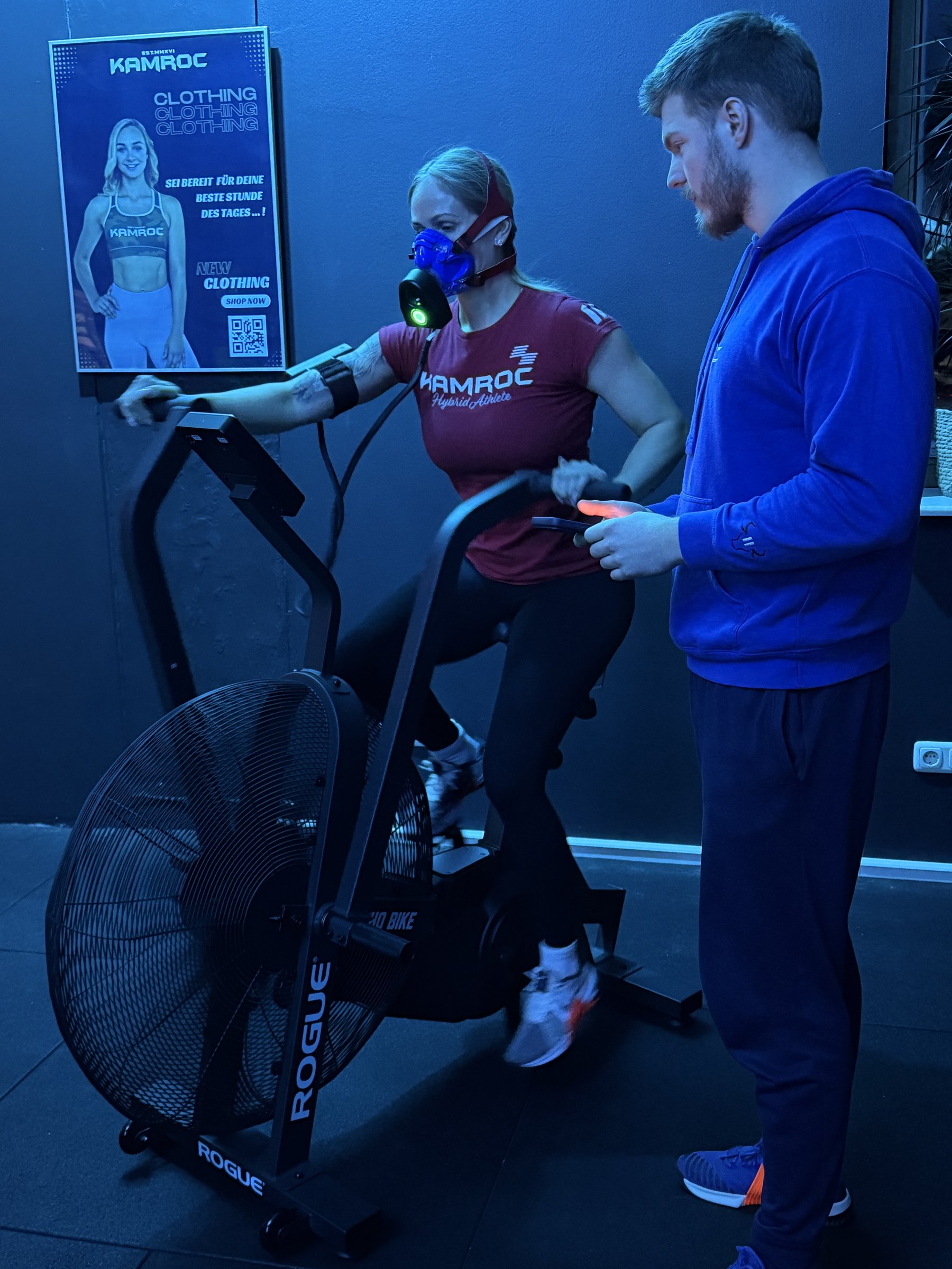Spiroergometrie-Messung bei KAMROC: Athletin mit Atemgas-Maske auf dem Ergometer