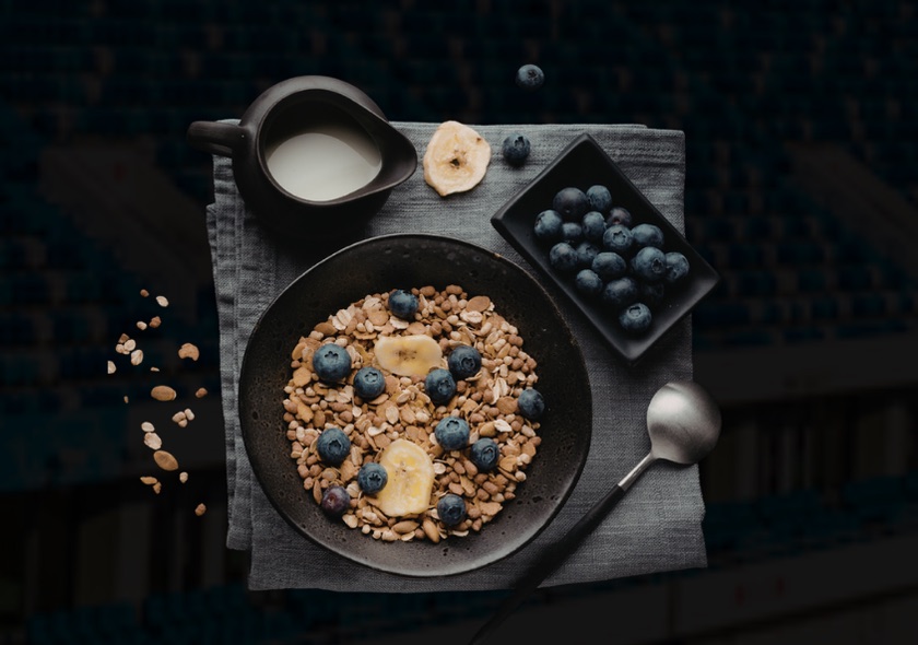 Ernährung nach gemessenem Grundumsatz: Müsli-Bowl mit Blaubeeren und Banane