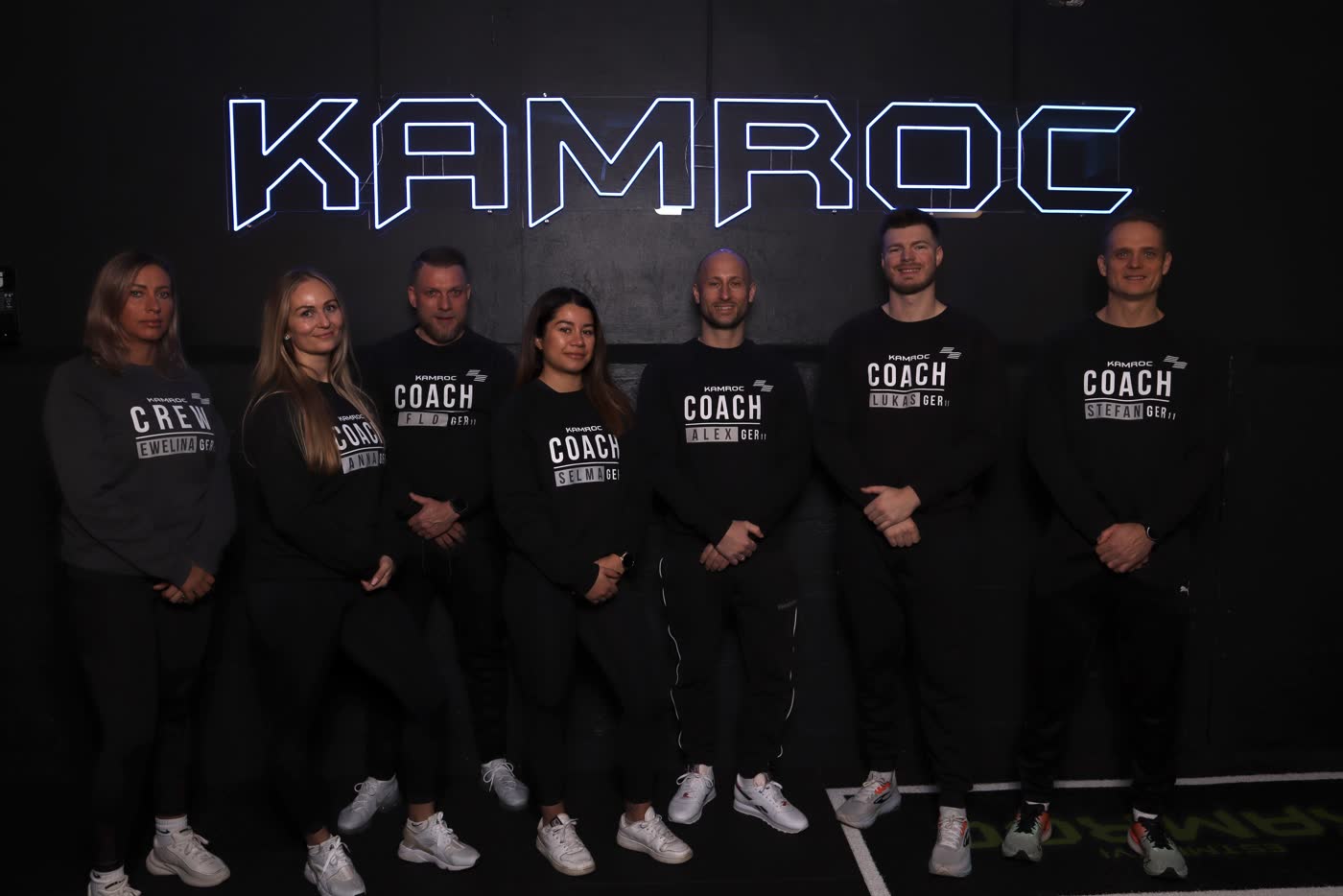 Das KAMROC Coach-Team vor dem Neon-Logo im Studio Neu Wulmstorf